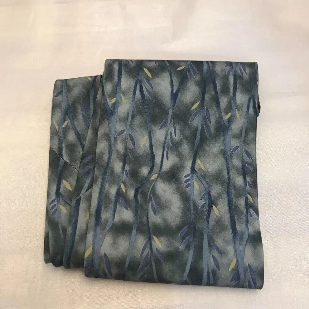 #1201 VTG GEOFFREY BEENE GRAY PRINT SILK NECKTIE 55 IN x 4  IN